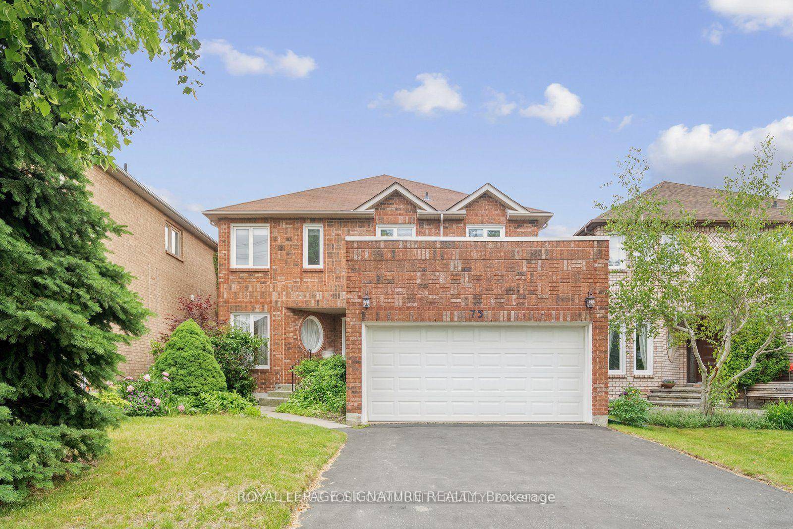 Discover this charming, spacious residence in the heart of Thornhill's highly sought after Beverley Glen community.