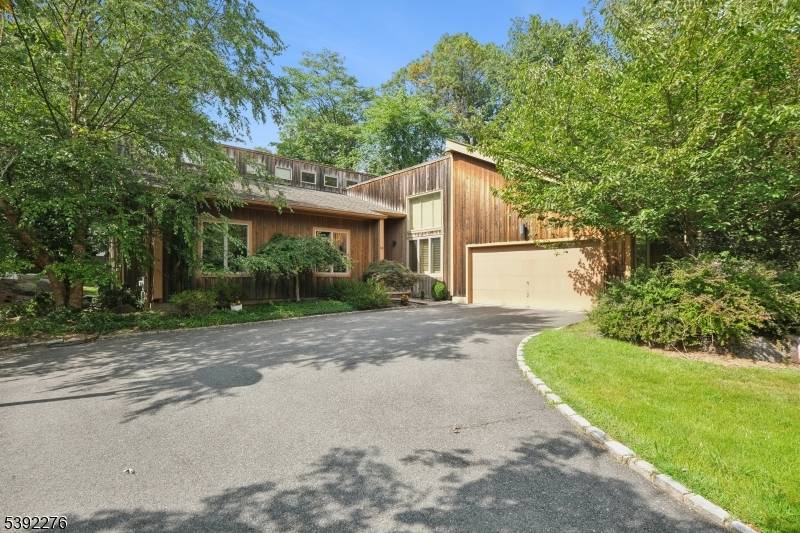 Welcome to this custom contemporary ranch tucked away at the end of a peaceful Livingston cul de sac.