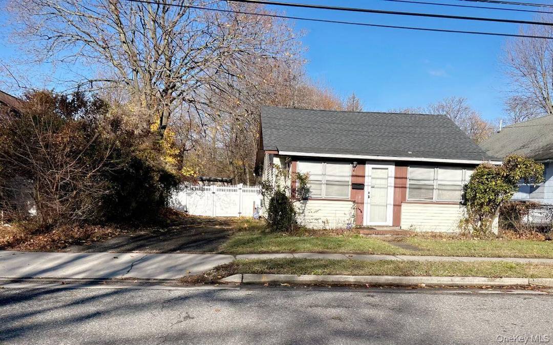 Welcome to 31 Oakland Ave, A 2 bedroom, 1 bath cape offering incredible potential for investors, contractors, or buyers looking for a renovation project.