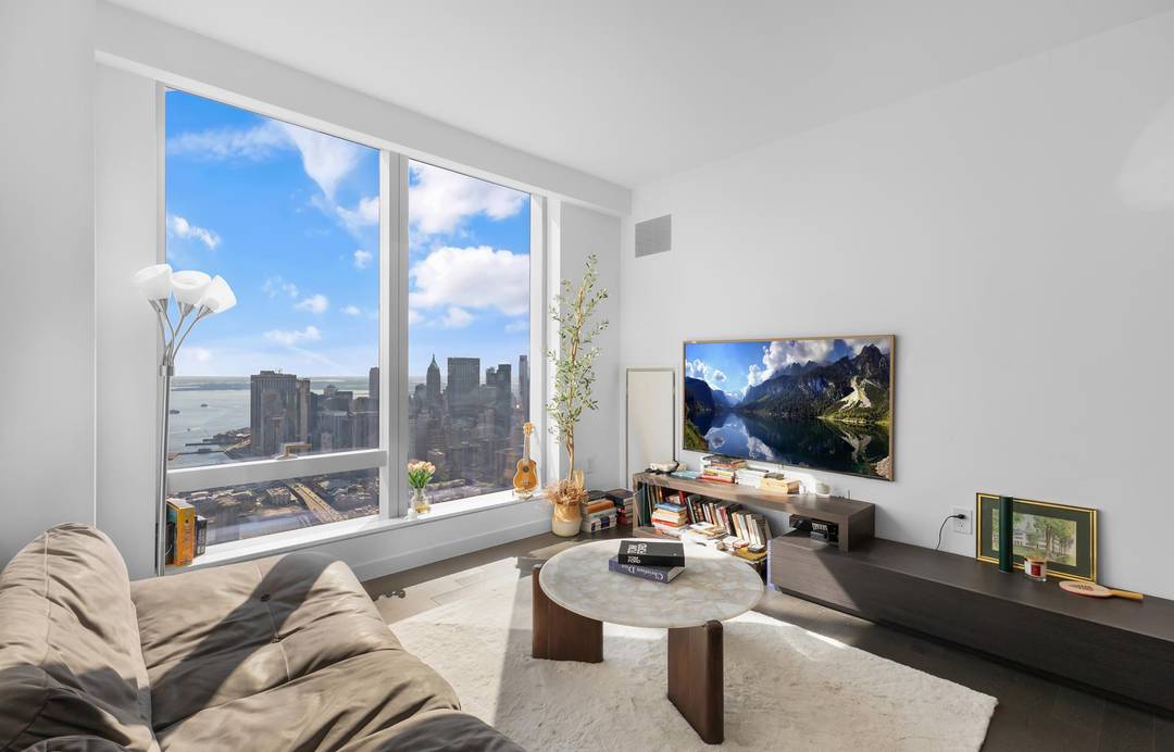 Exceptional 1 Bedroom Resale at One Manhattan Square 73rd Floor with Unrivaled ViewsRare resale opportunity in the iconic One Manhattan Square, an 80 story luxury glass tower on the East ...