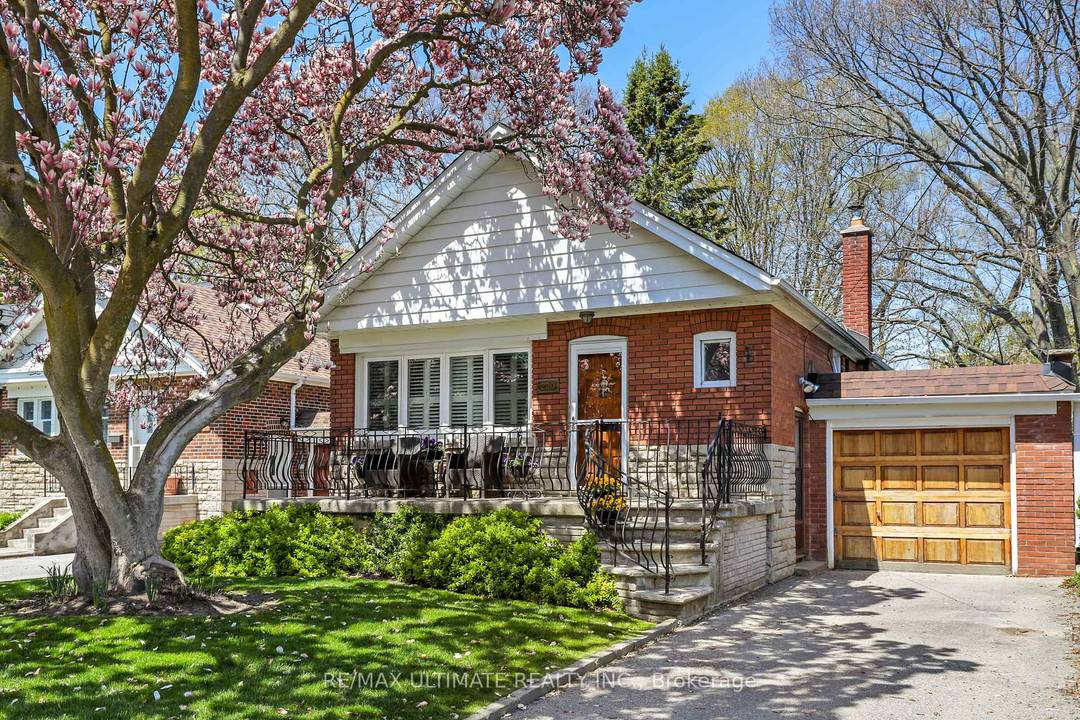 Beautiful, solid 3 bedroom bungalow in desirable Parkview Hills !