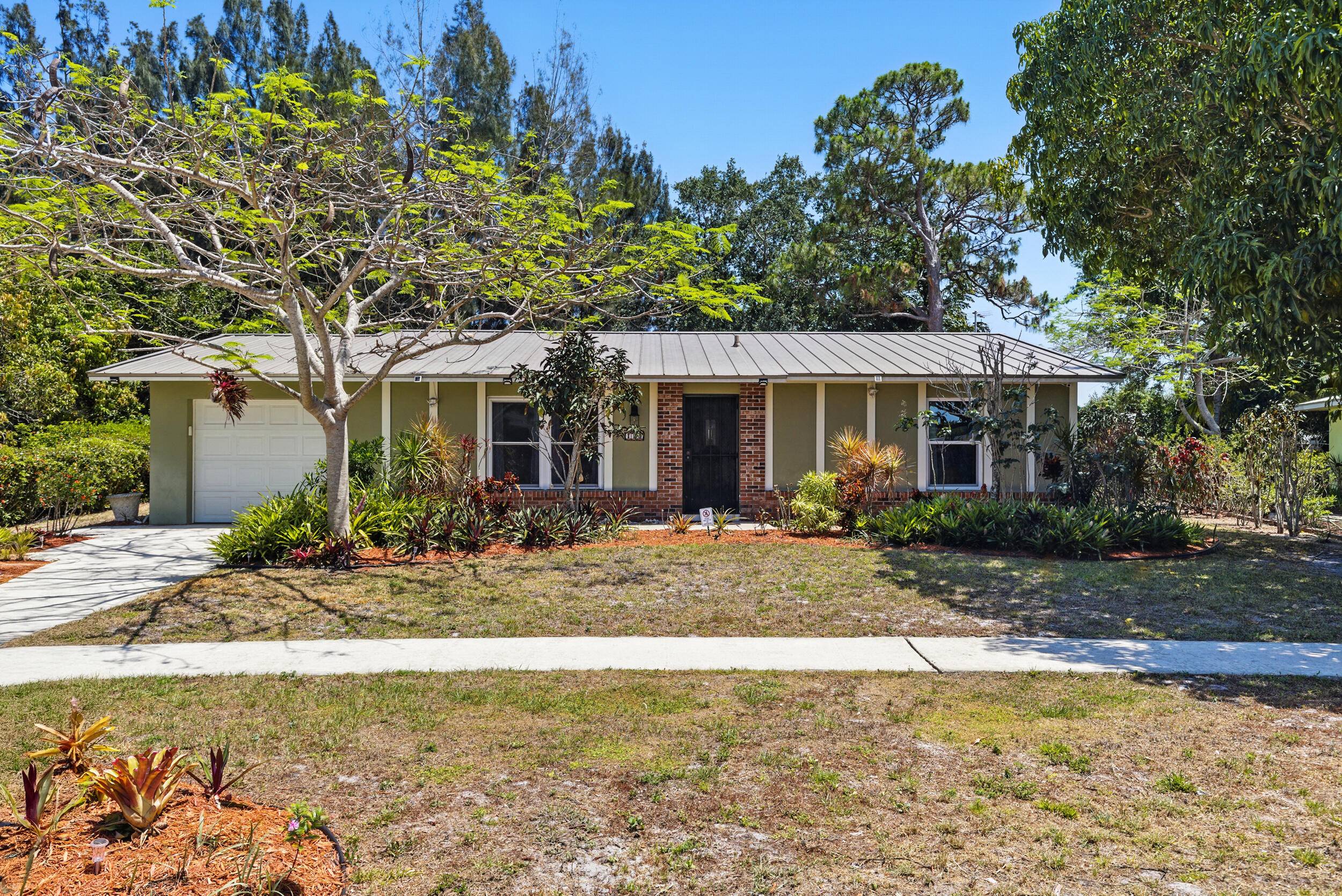 Discover a beautiful Florida home ready for you to move in !