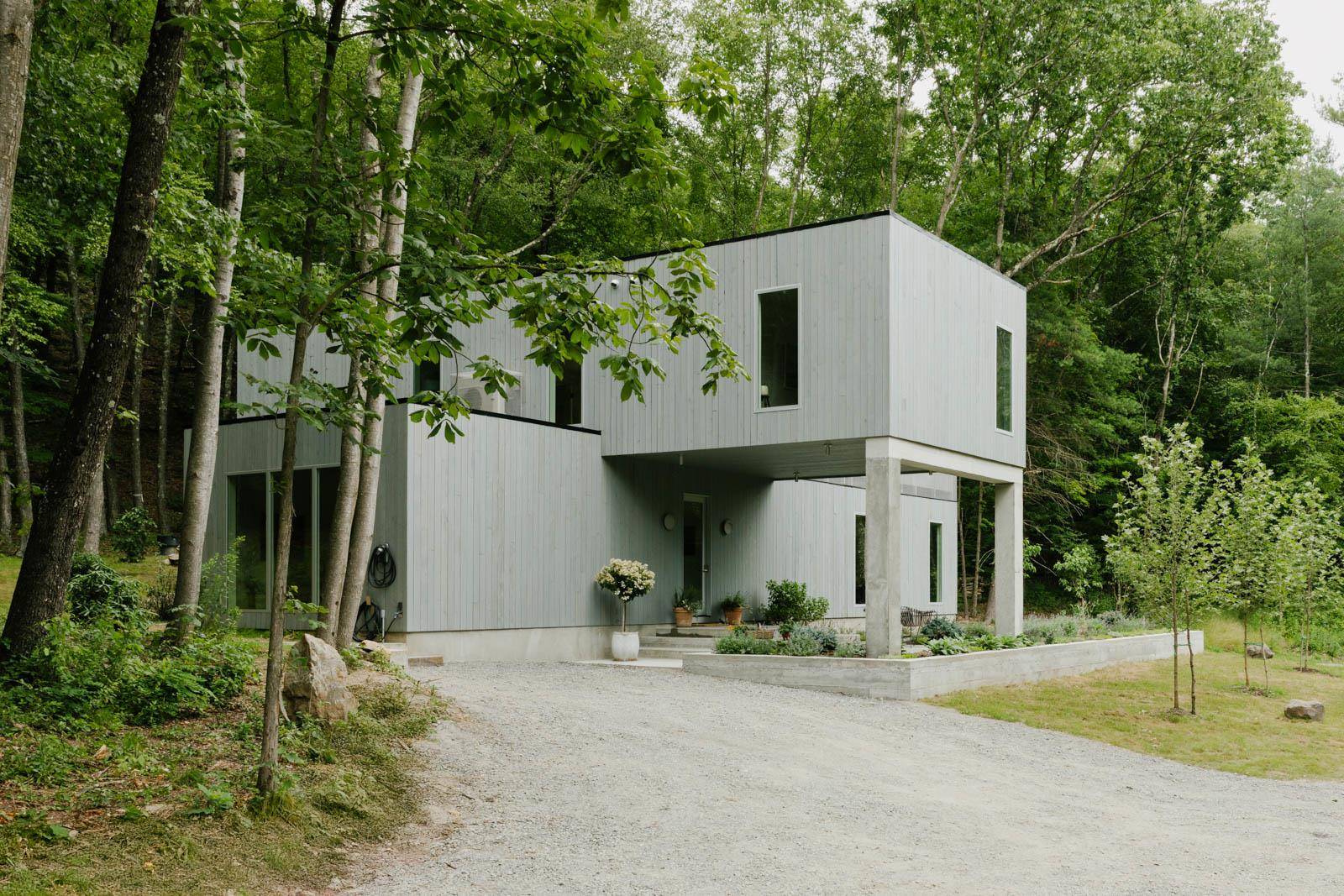 Introducing The High Hill Treehouse, an architect built concrete and glass showpiece located in the Hudson Valley.