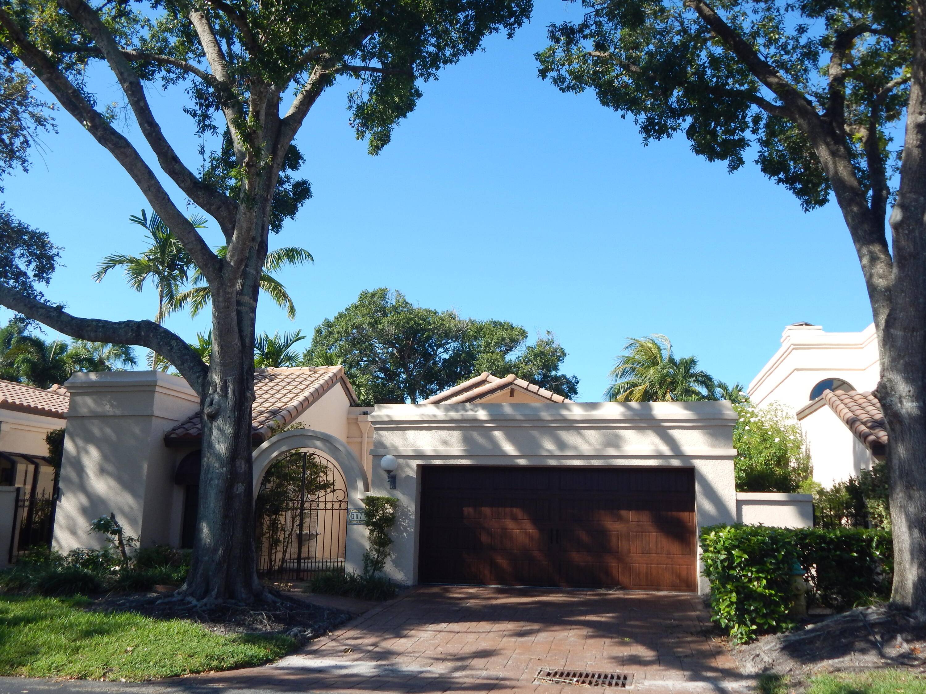 GREAT SEASONAL RENTAL IN THE MUCH DESIRED LUSH GATED COMMUNITY COMMUNITY OF VILLA D' ESTE IN DEER CREEK !