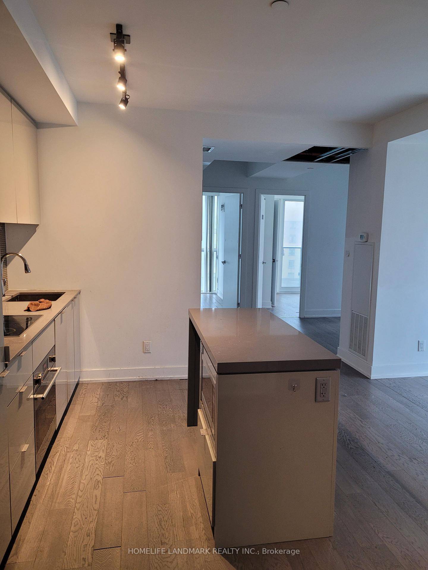 Luxury Condo, Beautiful And Specious 3 Bedroom Den 4th bedroom With Big Window.