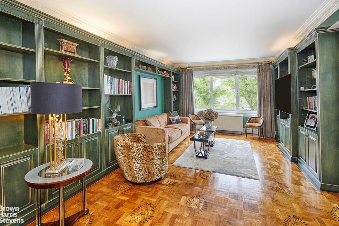 Ideally located on Fifth Avenue's Gold Coast, this elegant, spacious classic 6 boasts high ceilings, large windows and a seamless flow between rooms, offering both comfort and style.