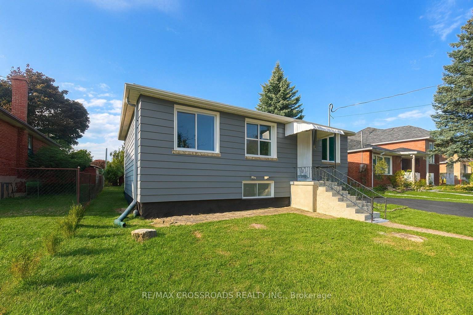 Newtonbrook West... Exterior of this house was freshly painted.