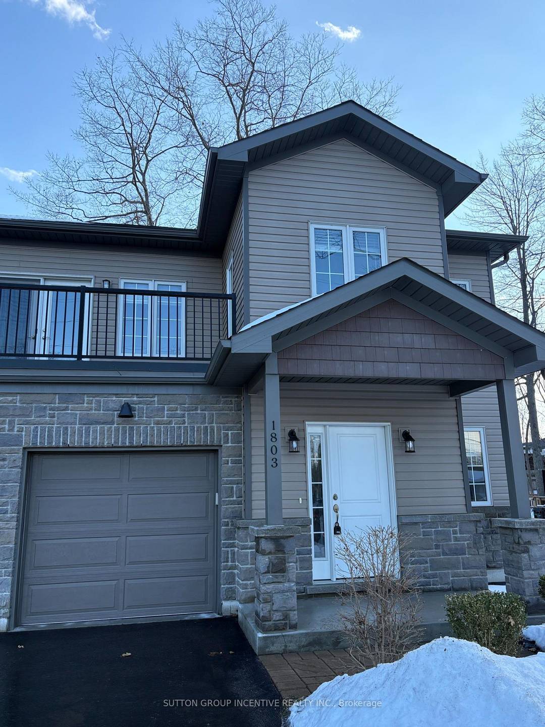 Fantastic opportunity to lease this spacious three bedroom, two bathroom upper level unit.