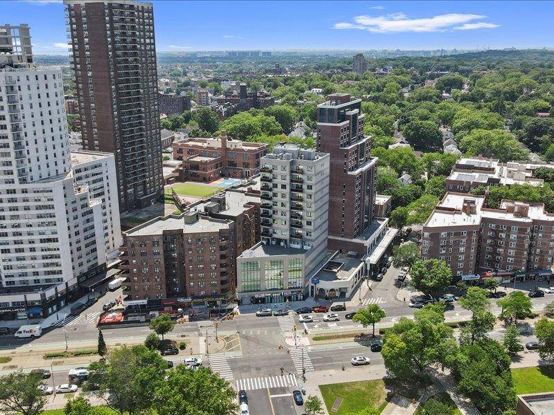 Elegant 2 Bedrooms, 1 Bathroom condo in the heart of Kew Gardens !