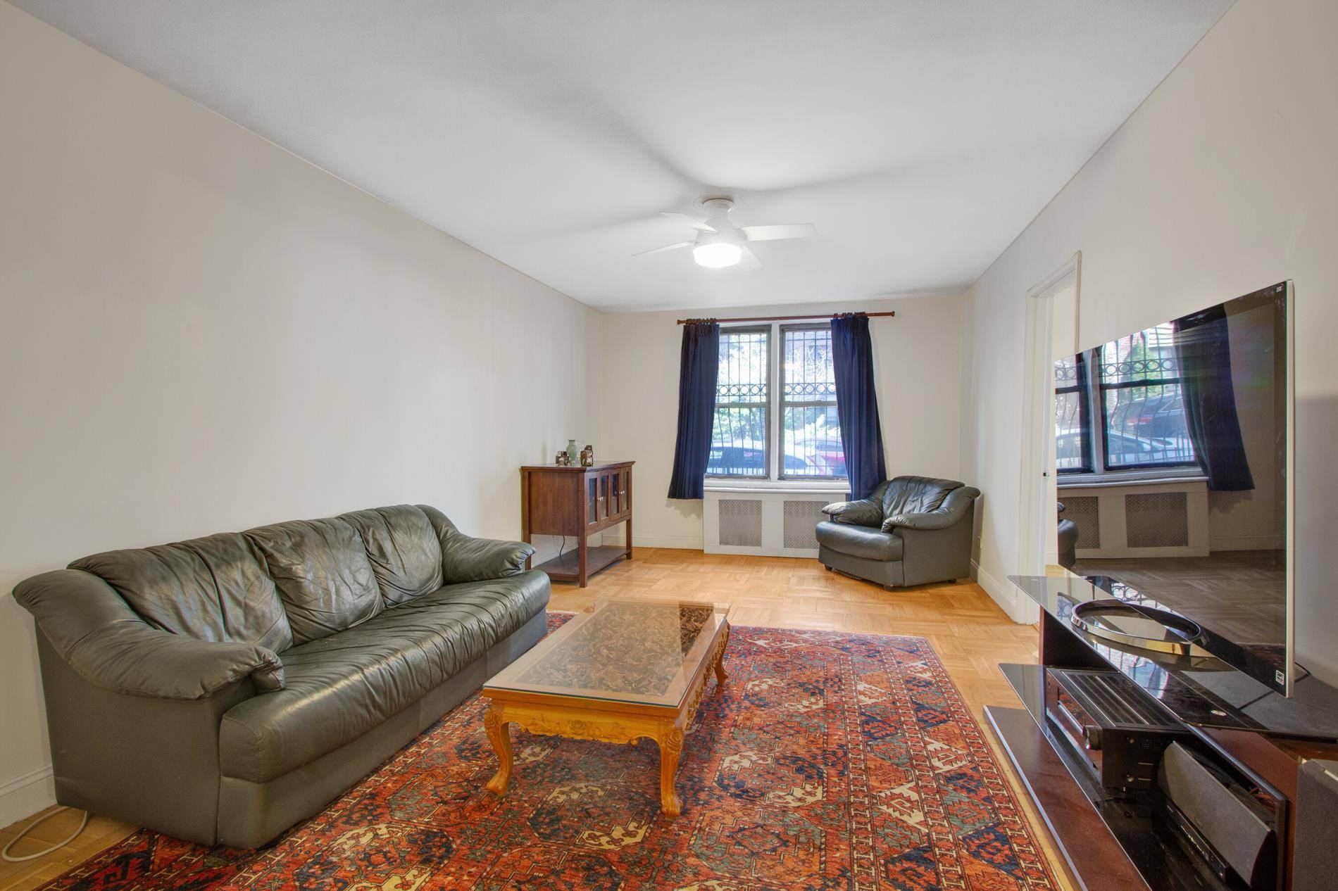 You really should consider adding this 2 bedroom home to your list of apartment searches today !
