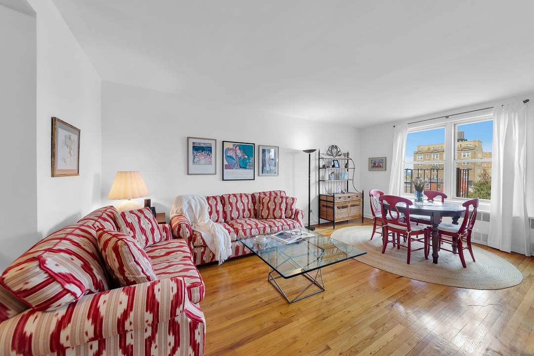 Come up to the 6th floor and discover a lovely 2 bedroom 2 bathroom apartment in Park Slope's most desirable area.