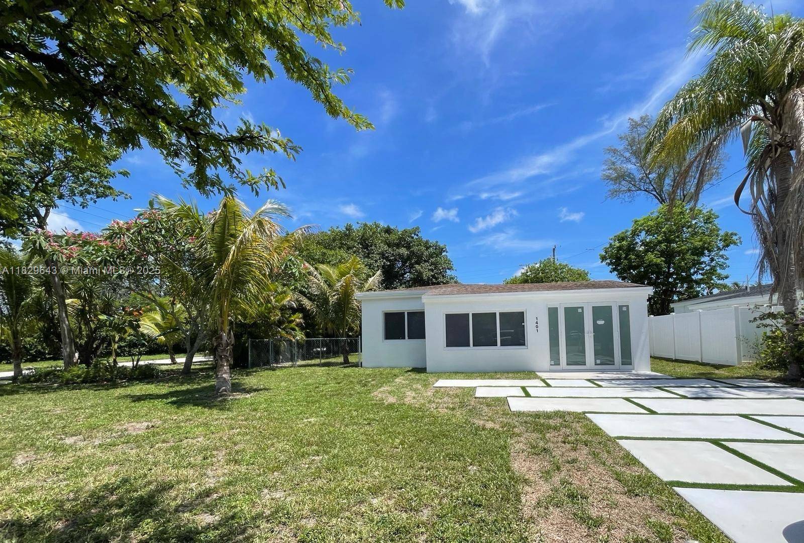 Pure charm in this beautiful 3 bedrooms, 2 baths home, 1416 Sqft in an oversize corner lot of 6616 Sqft.