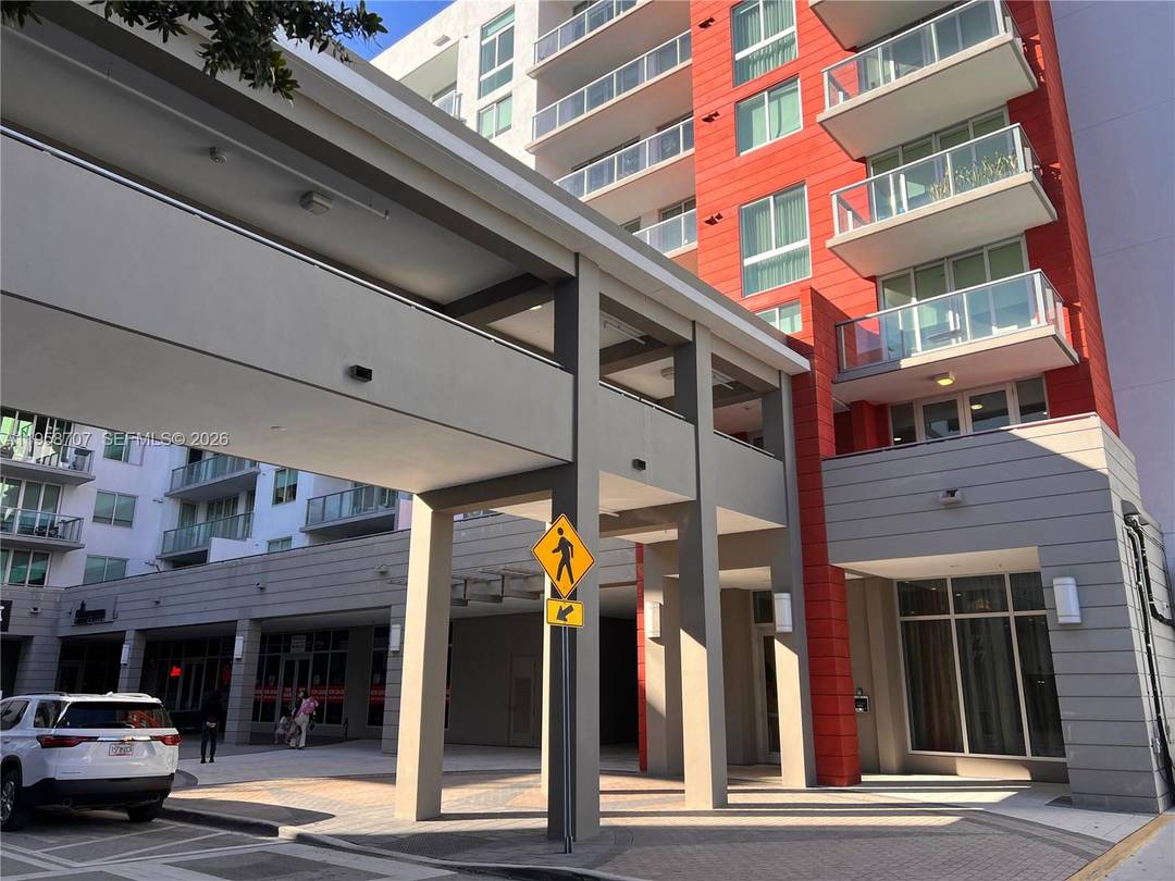 Amazing beautiful corner 3 bedroom, 3 bathroom condo located in the heart of Doral.