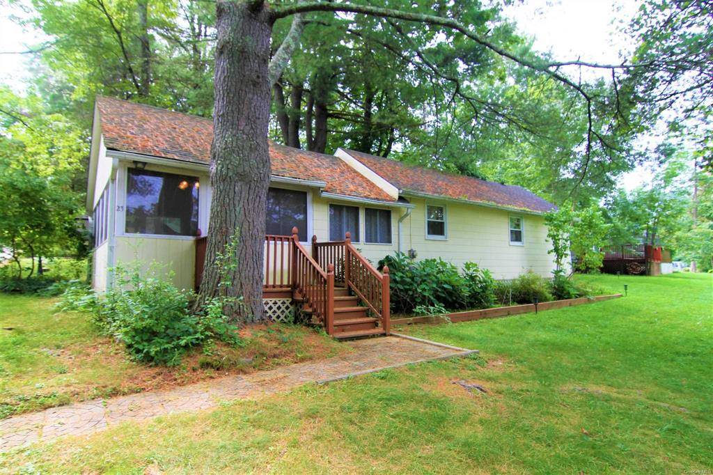 Find your getaway ! Located in the beautiful Hudson Valley, this seasonal home with oversized screened porch and large bedroom can easily sleep even the extended family !