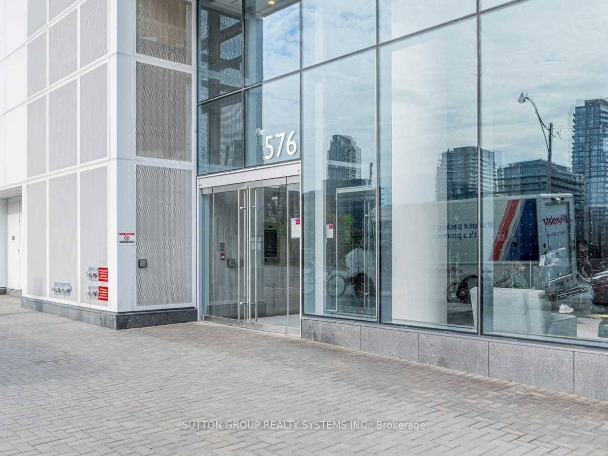 Luxury Minto Westside Studio, Bright Suite, Designer Kitchen, Laminate Floor, Quartz Kitchen Counter, Walk Out Balcony Overlooking Garden Courtyard, Efficient Layout !