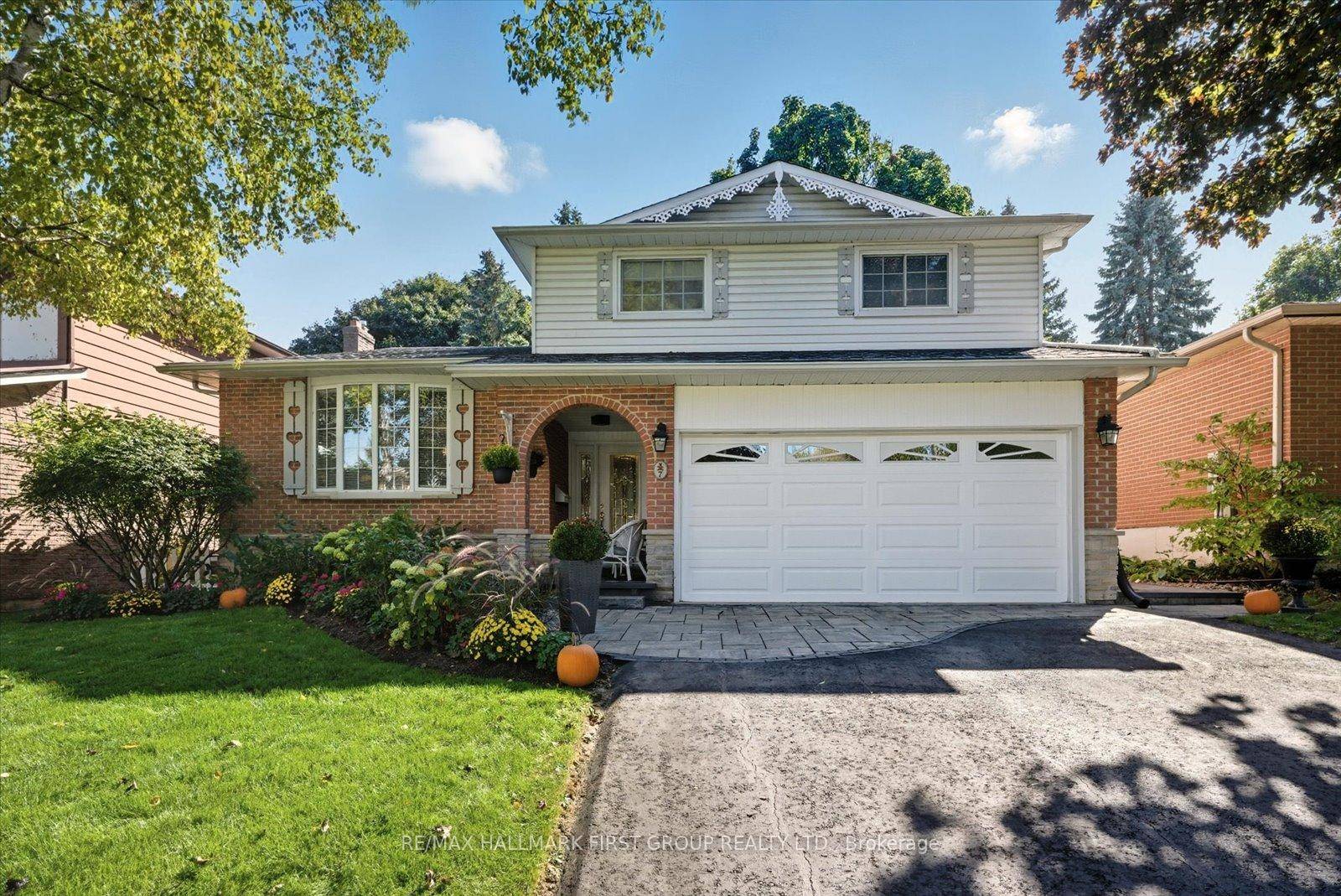 Offered for the first time in one of Bowmanville's most desirable family neighbourhoods, this beautifully cared for 5 level side split radiates pride of ownership from the moment you arrive.