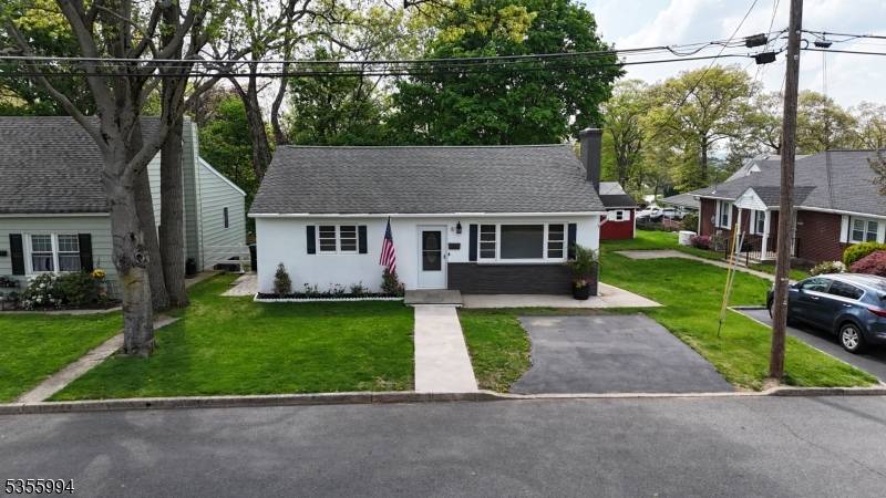 Welcome to 8 Oak St ! This stunning, recently renovated home is a modern gem that beautifully combines comfort and practicality.