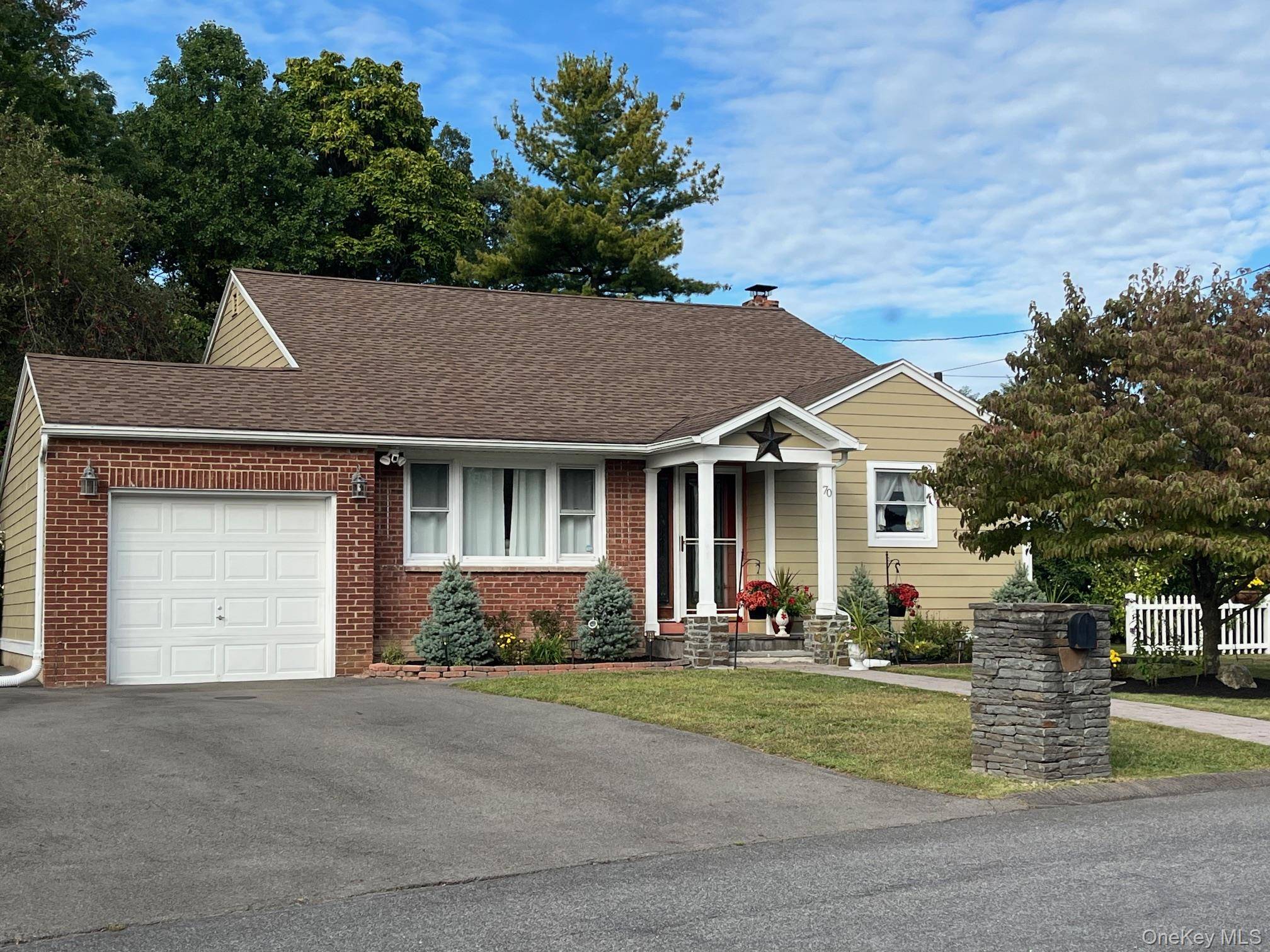 This well maintained split level home is located in the Hudson Valley, and in one of Kingston's most desirable neighborhoods, minutes away to shopping, schools, art galleries, historic districts, Hudson ...