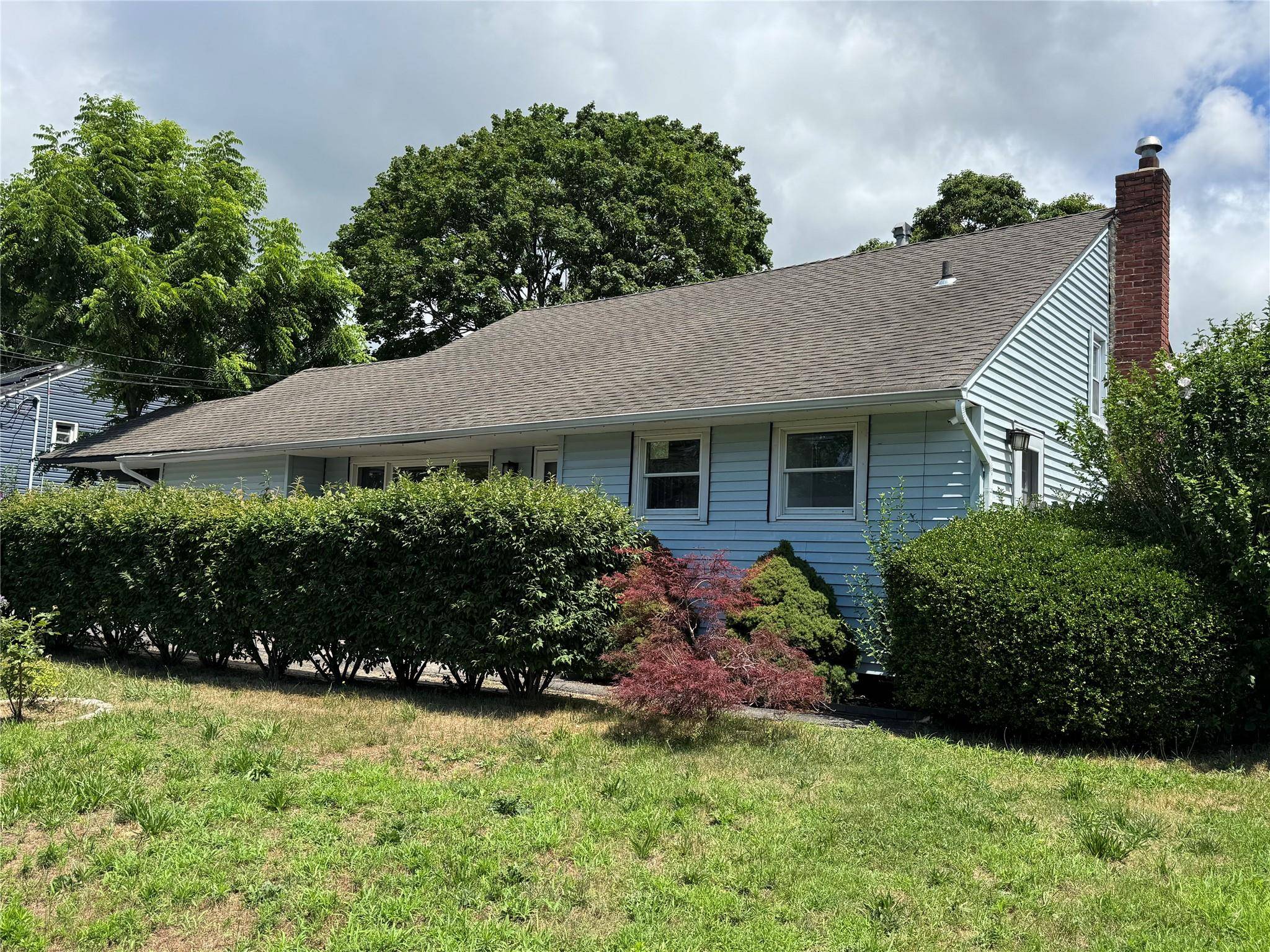THREE LEVELS SPLIT STYLE HOME WELCOME TO 33 PRINCETON ST, BAY SHORE, NY 11706 THIS BEAUTIFUL REIMAGINED 5 BEDROOMS, 2 FULL MODERN BATHROOMS, 2 LIVING ROOMS, MODERN KITCHEN AND SUMMER ...