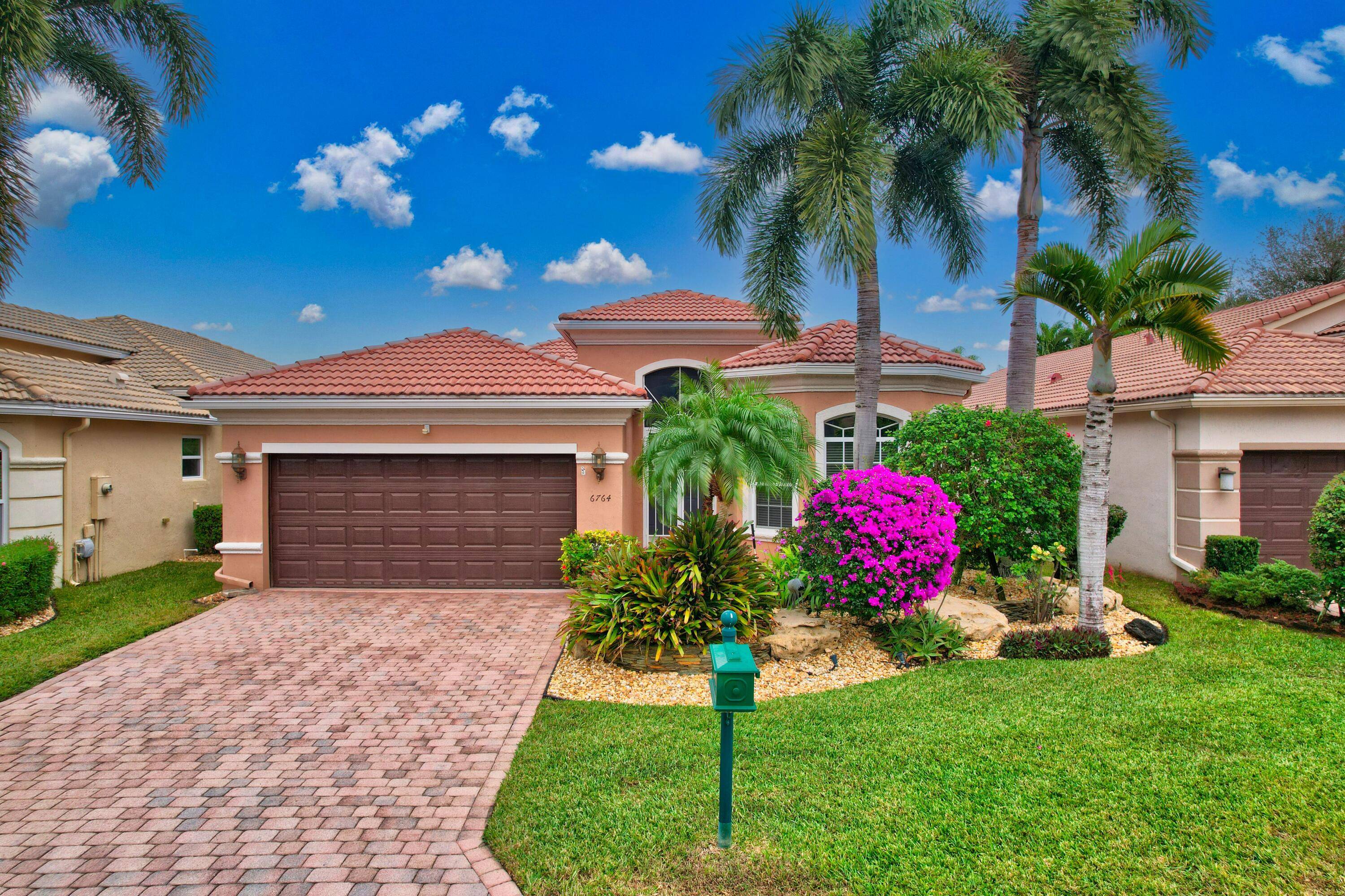 BEAUTIFULLY PROFESSIONALLY LANDSCAPED NOVARA MODEL.