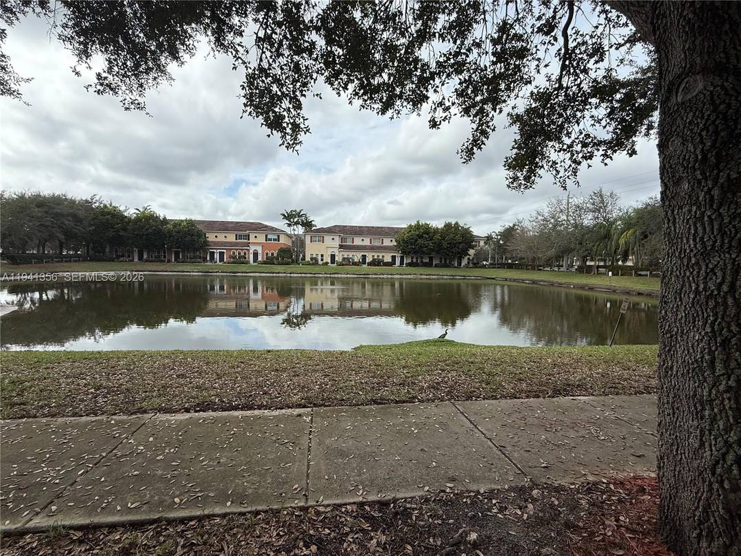 Spacious corner unit 3 bedroom, 2.