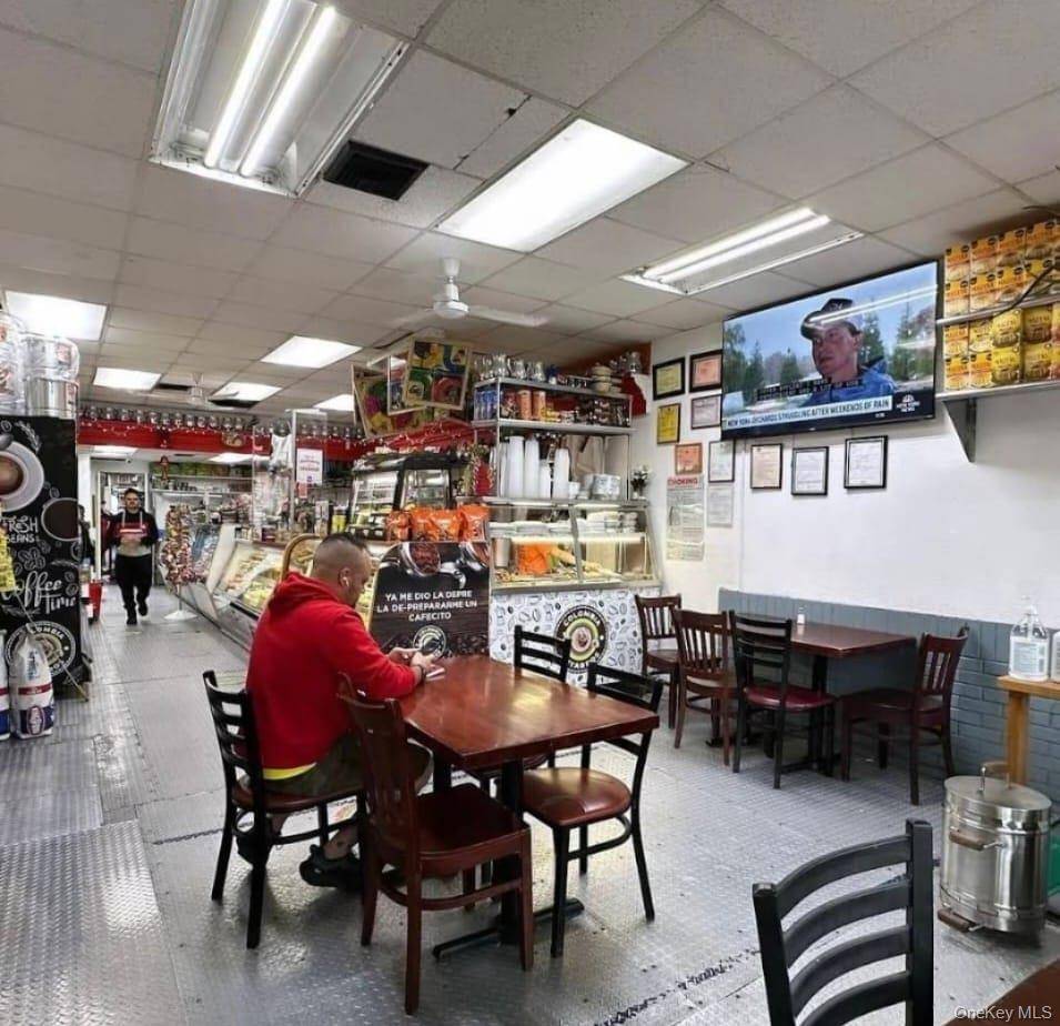 Beautiful Colombian Bakery for Sale Charming Colombian bakery for sale, well known for its quality and the authentic flavor of its traditional products.