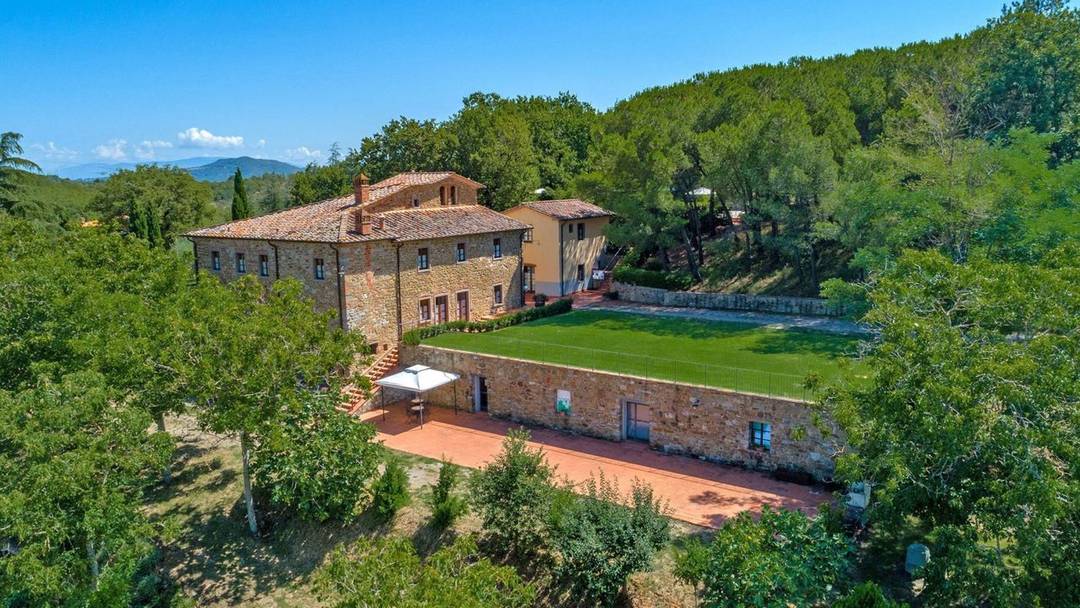 Estate with 12 hectares of vineyards, winery, villa, outbuilding and swimming pool for sale near Arezzo, Tuscany.