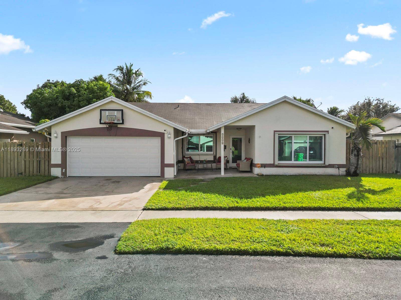 Stunning 4 2 single family pool home in Parkwood III.