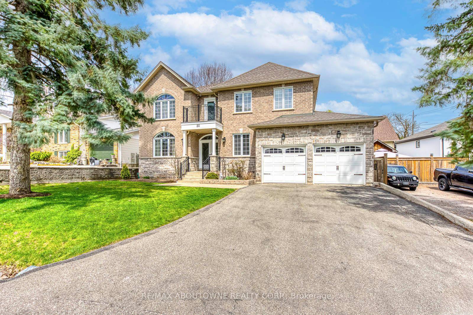 One of a Kind Custom Home in the Heart of Waterdown Over 3, 000 Sq Ft of Thoughtful Design amp ; Craftsmanship Set on an impressive 60 foot wide lot ...