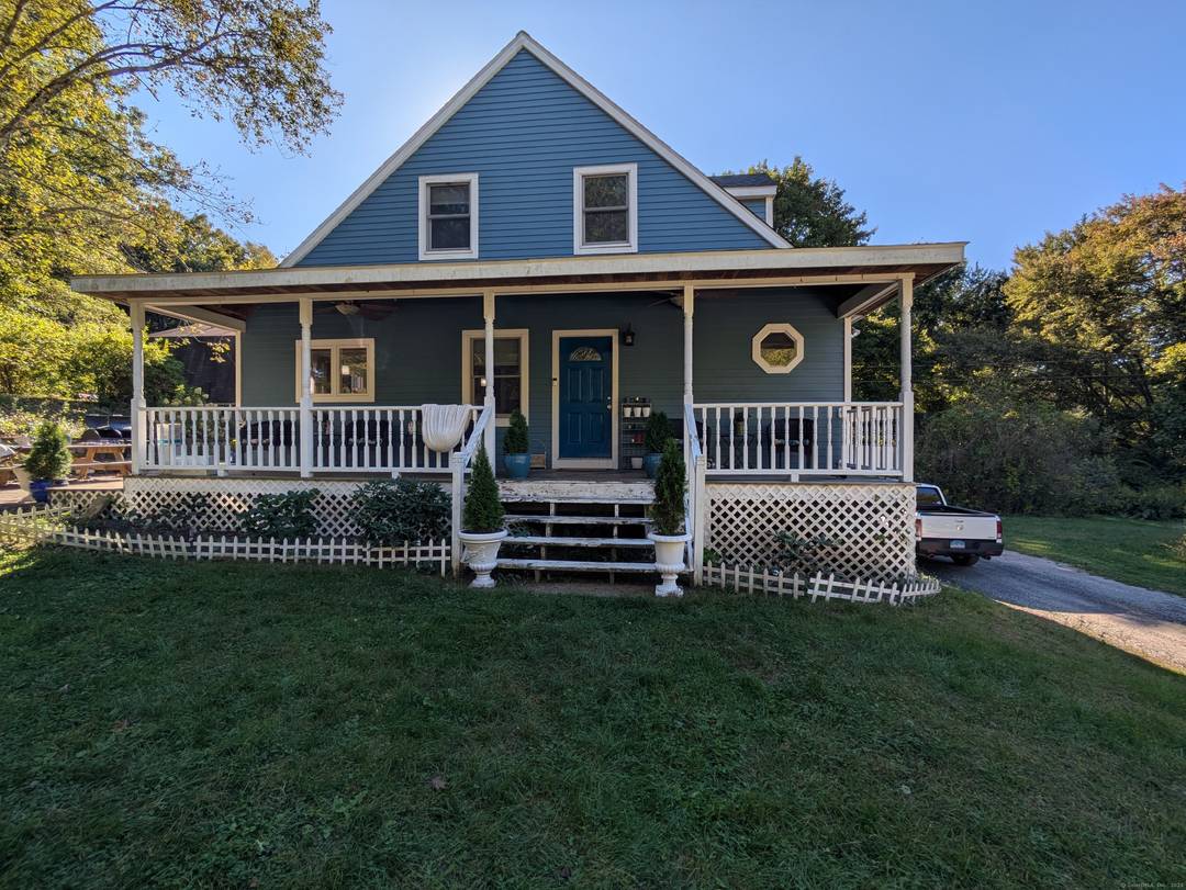 MAIN HOUSE 2BR 2BA Features an open concept layout w gleaming hardwood floors.