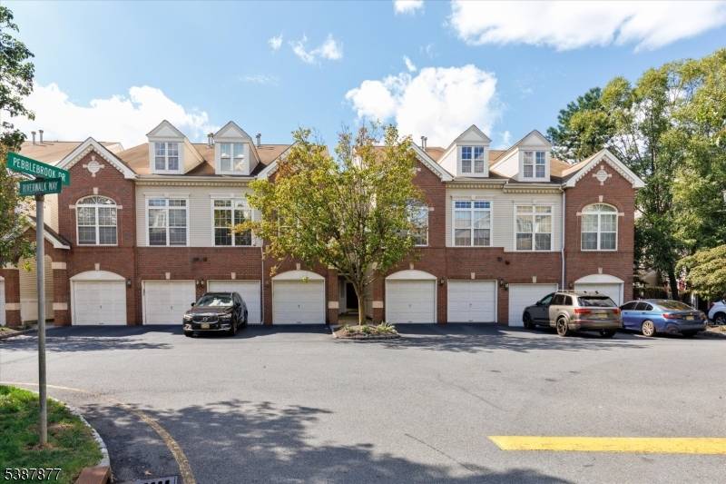 Move right in to this stylish townhouse featuring 2 bedrooms, 2.