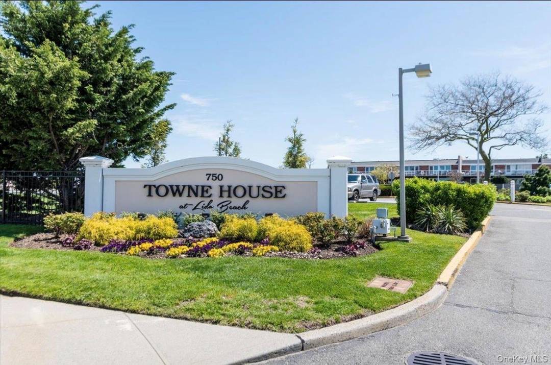 Welcome to this charming 1 bedroom residence in the heart of Lido Beach, just moments from the ocean.