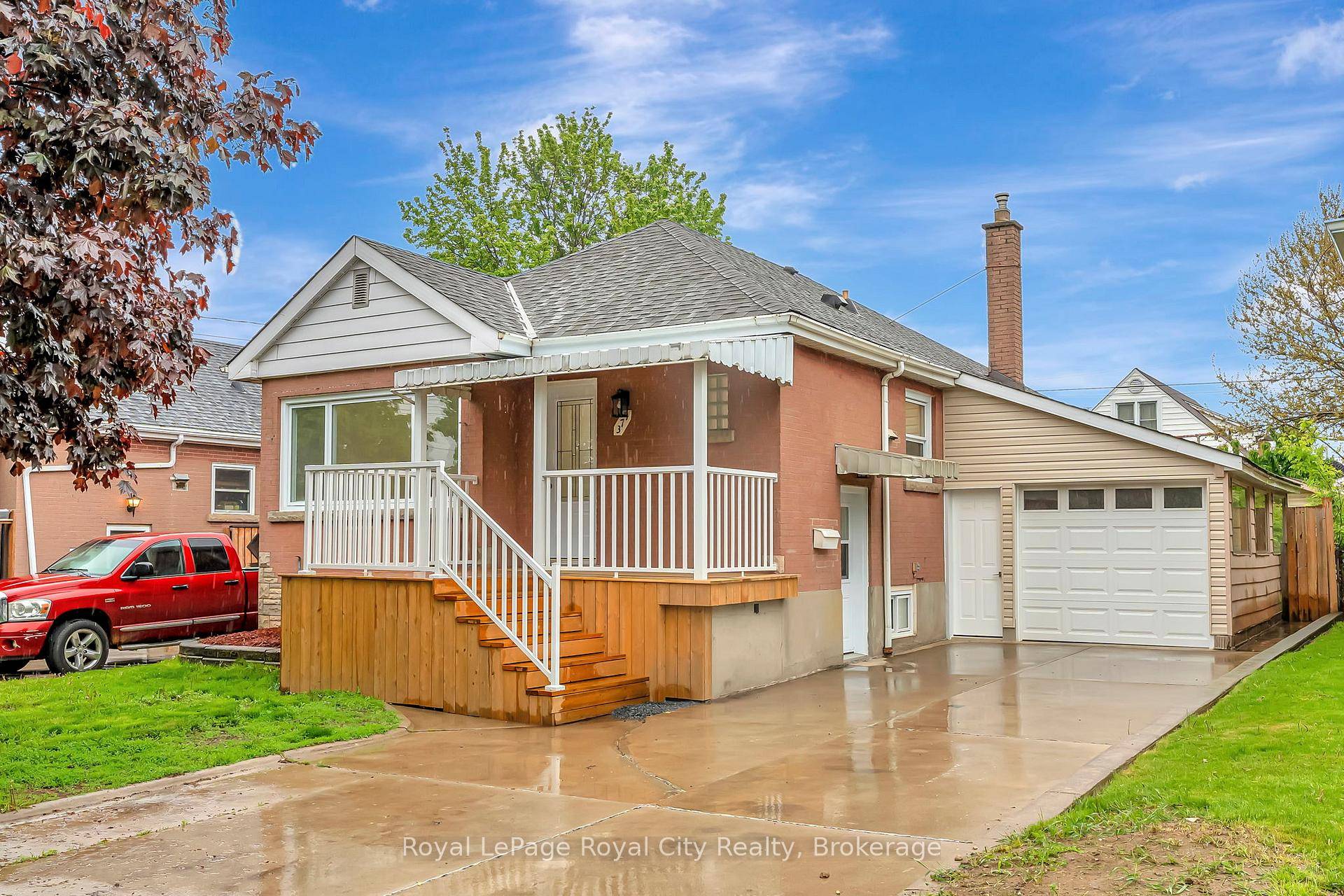 Charming Renovated Bungalow in Family Friendly Neighbourhood.