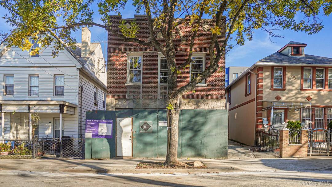 Detached duplex 9 Bedrooms, 5 Bathrooms.