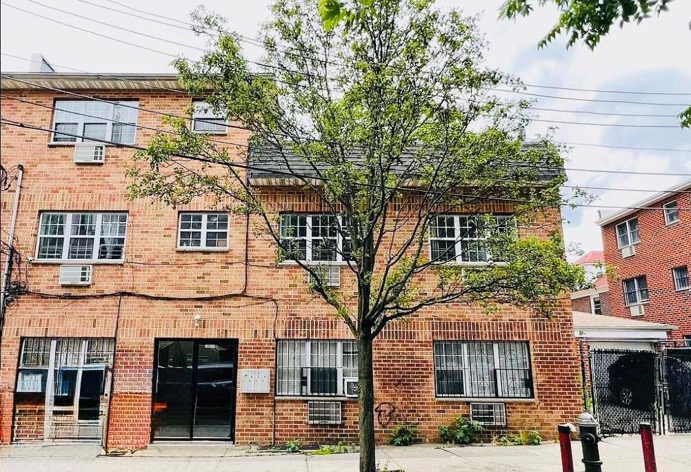 Great location, close to Corona park and easy access to LIE 495, 4 family house, living space is about 4046sqft.