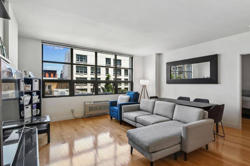 Come experience the unparalleled lifestyle of 5th Street Loft LIC s premier condominium just steps from Gantry Park waterfront.