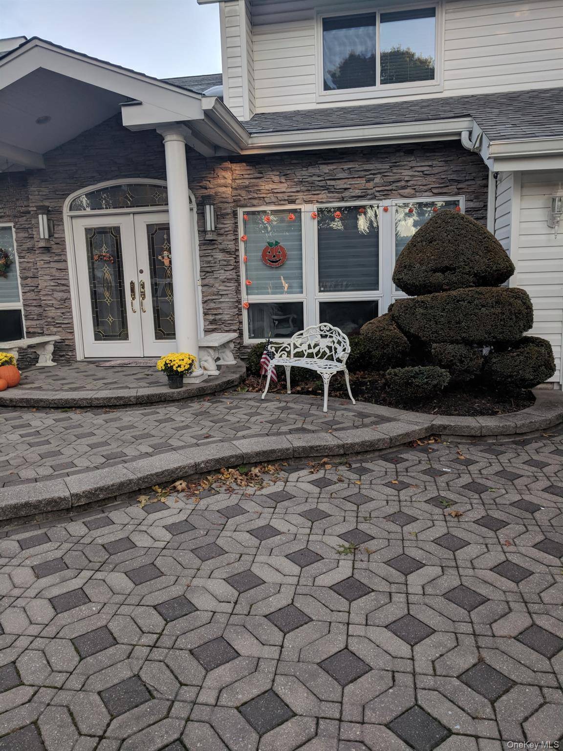 Stunning 4 Bedroom Home for Rent in Country Woods, Commack Welcome to this beautifully updated full house rental located in the highly desirable Country Woods neighborhood of Commack.