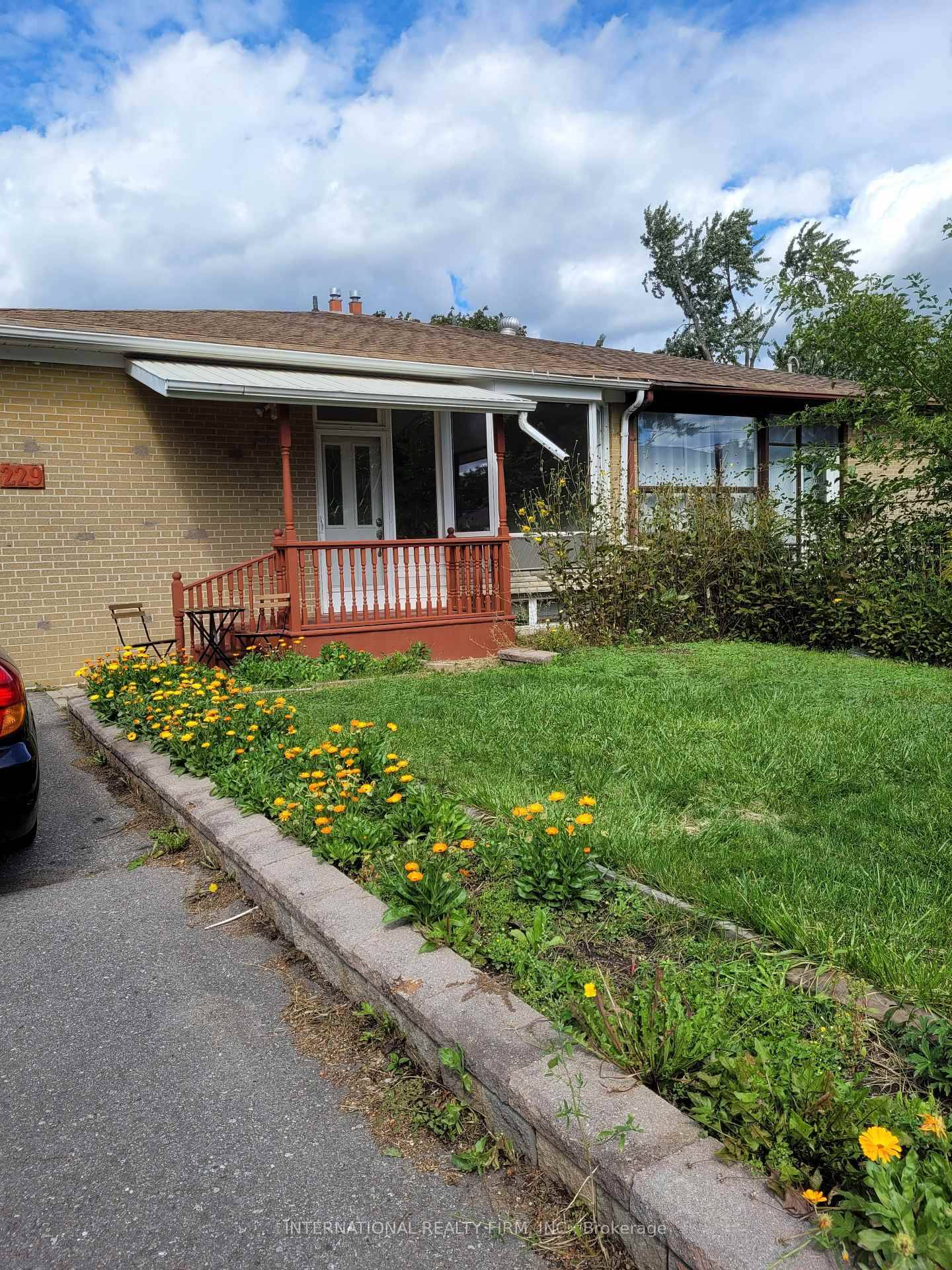 Bright And Spacious Main Floor House In Prime Richmond Hill Location.