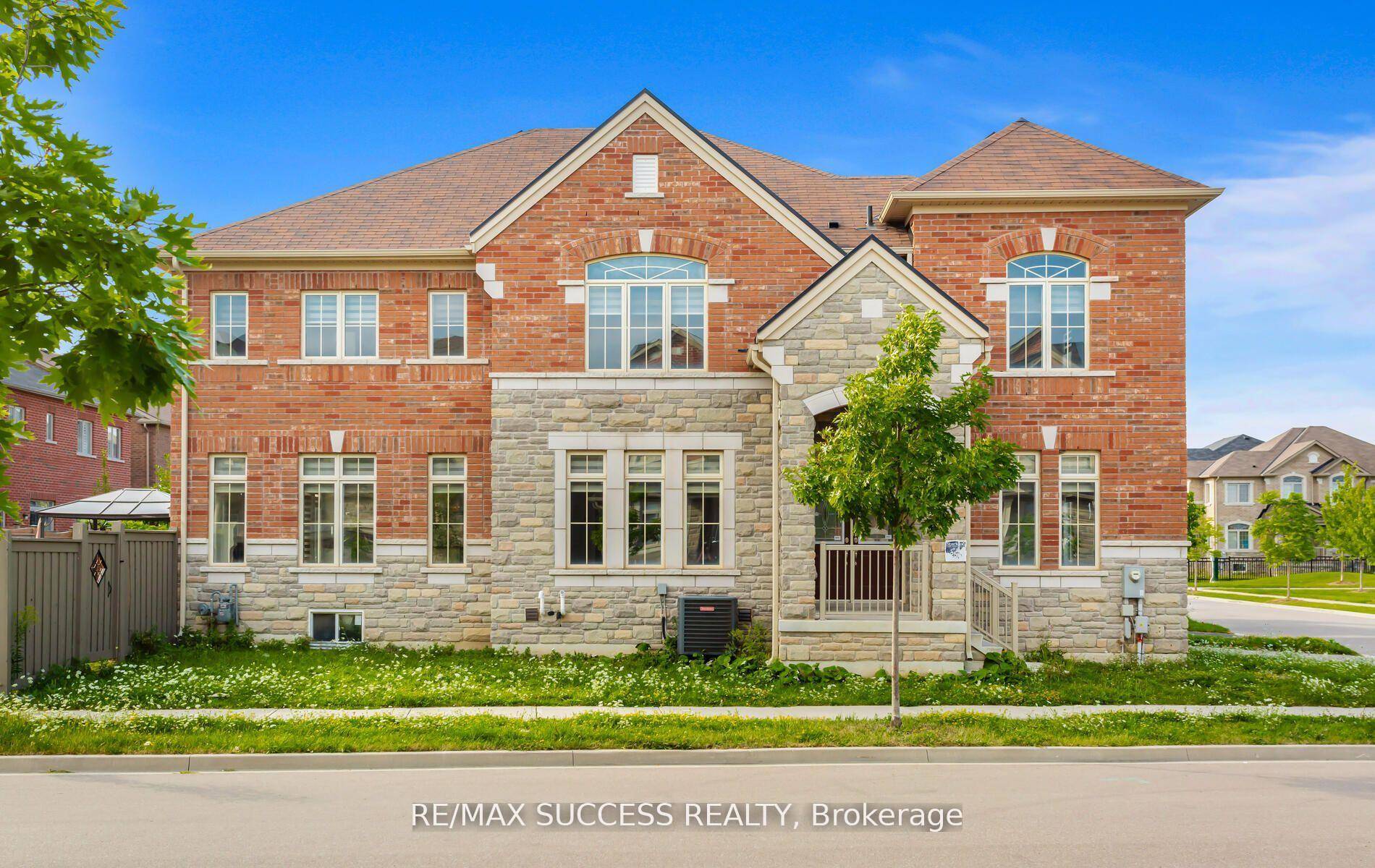 Spacious amp ; Bright Corner Detached Home in the Heart of Ford Neighbourhood, Milton !