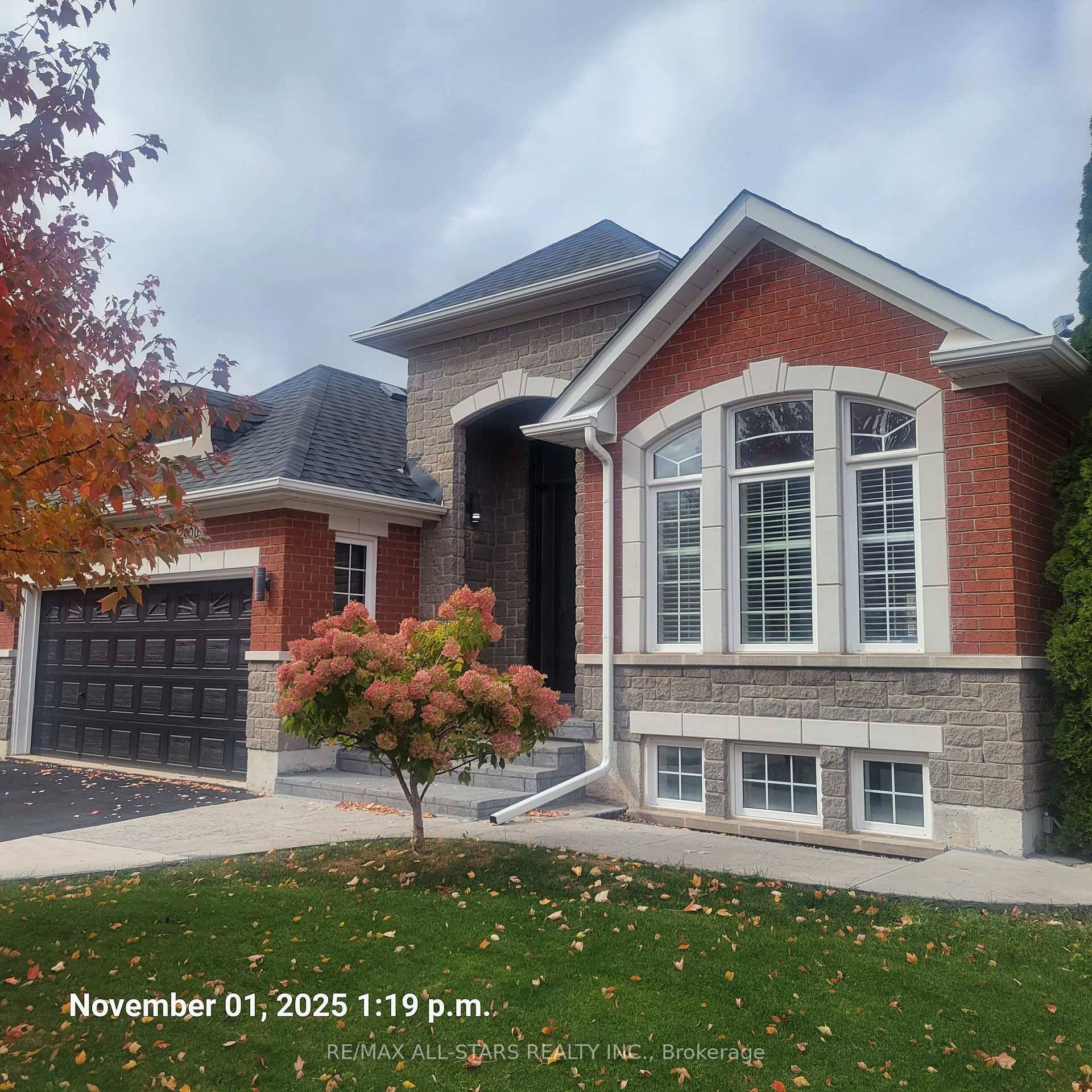 Welcome to 2400 Tesla Crescent, nestled in Oakville's prestigious Joshua Creek community.