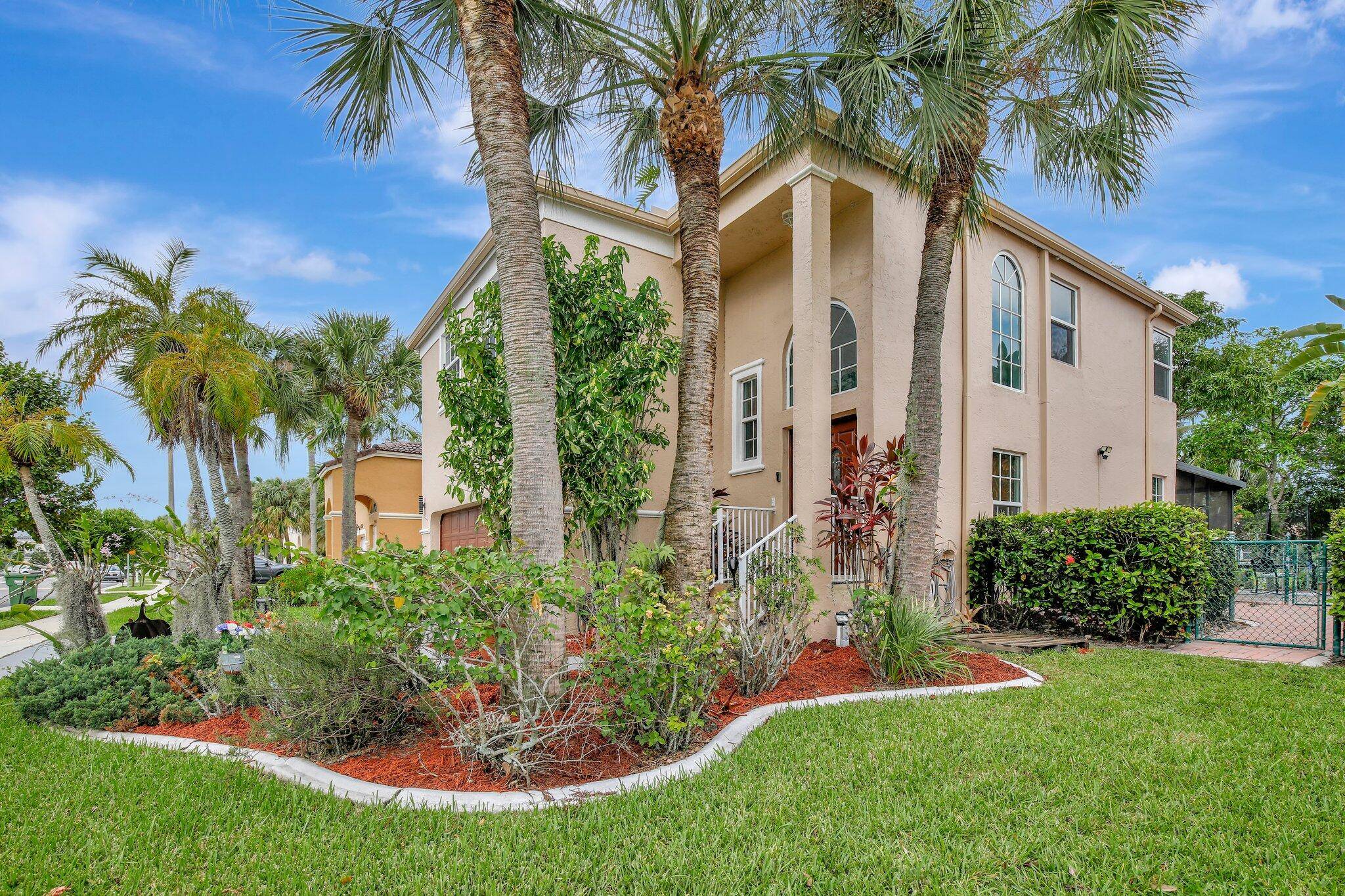 PRICED TO SELL ! ! ! Amazing location !