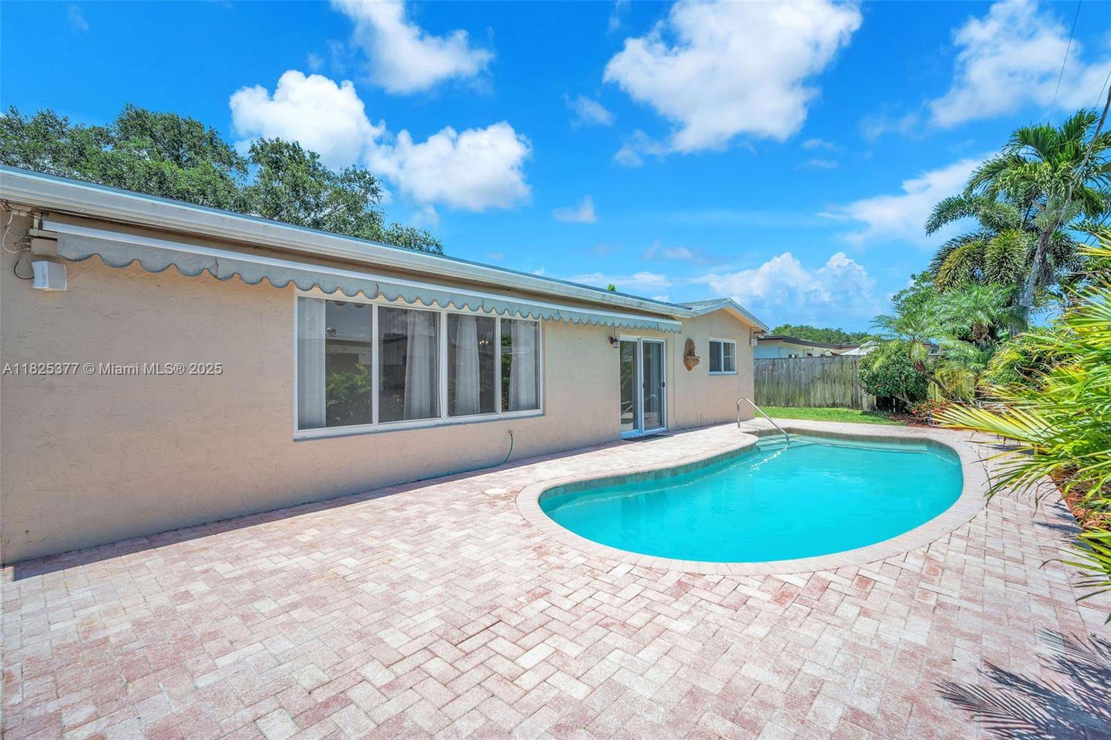 Superb upgraded Cooper City Cooper Estate pool home.