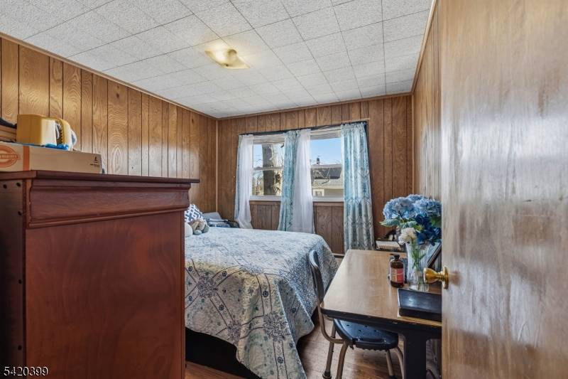 Well maintained 2 family home offering a great opportunity for both investors and owner occupants.