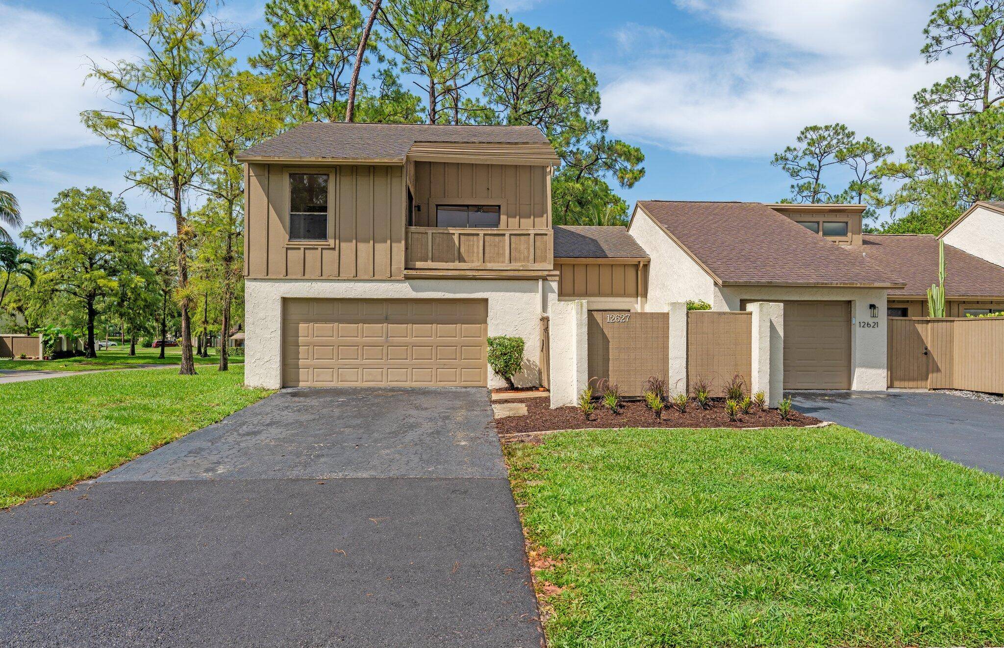 Bright, Renovated Move In Ready in the Heart of Wellington !