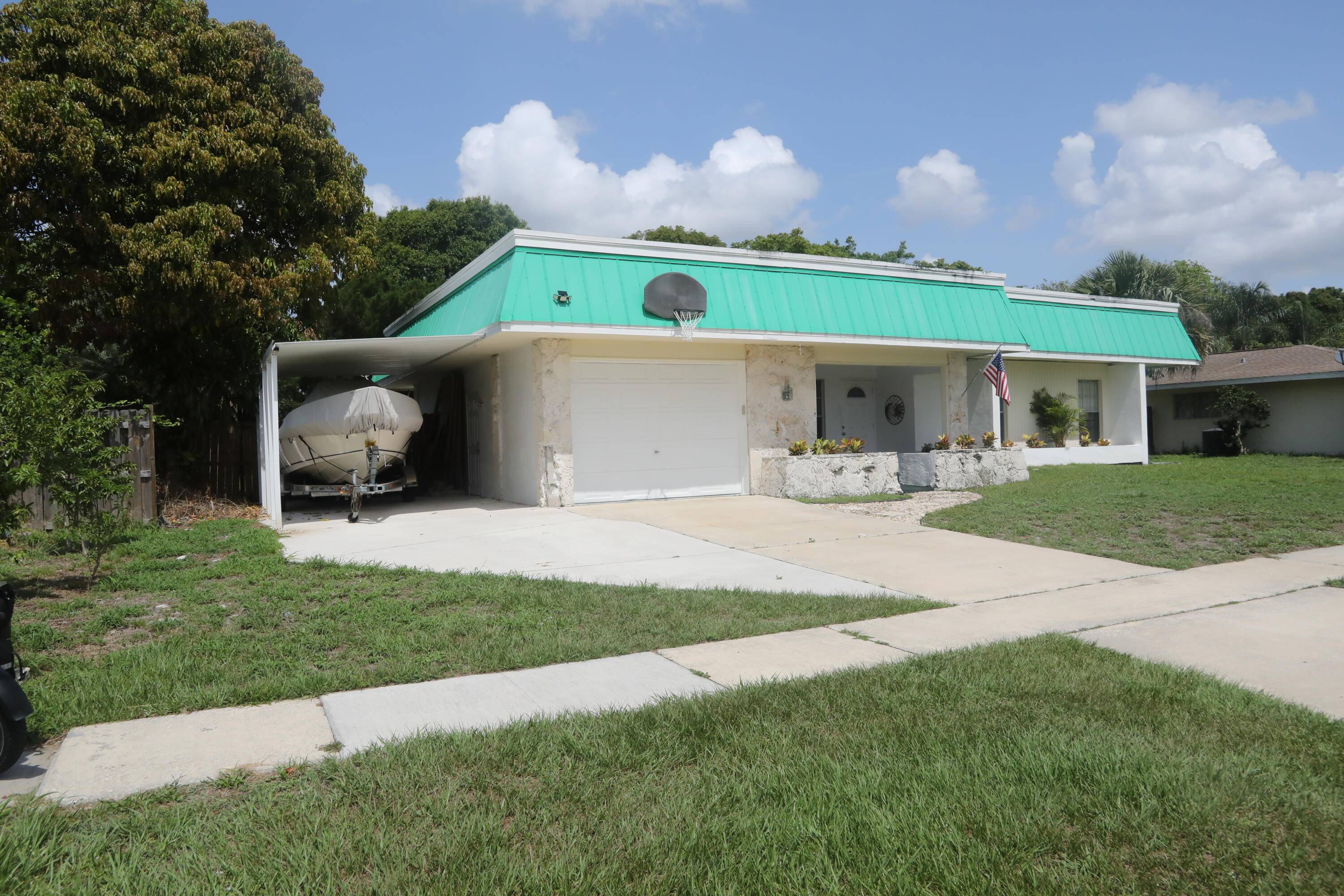 Charming Single Family Home in Port Saint Lucie This delightful single family home offers a blend of comfort and functionality.