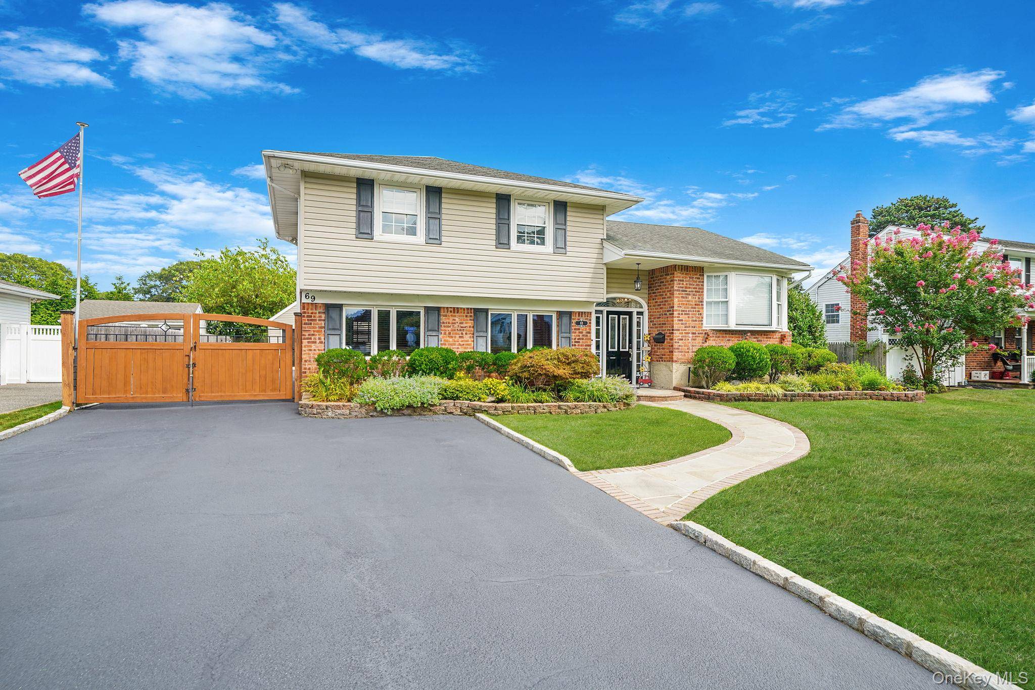 Best Way To Describe This Home is T U R N K E Y.