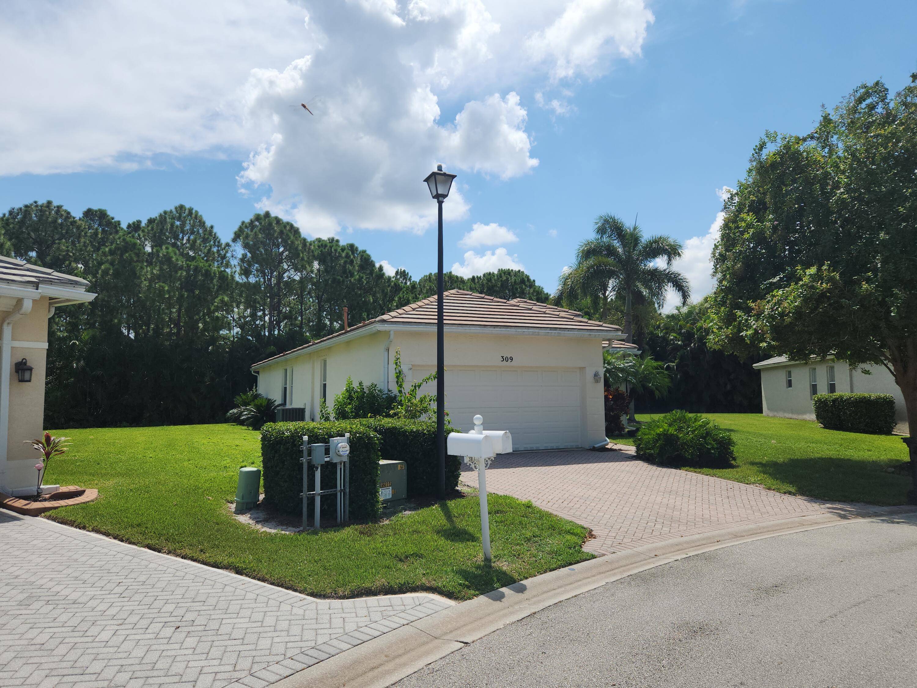 Are you serious ? An HOA home with PRIVACY !