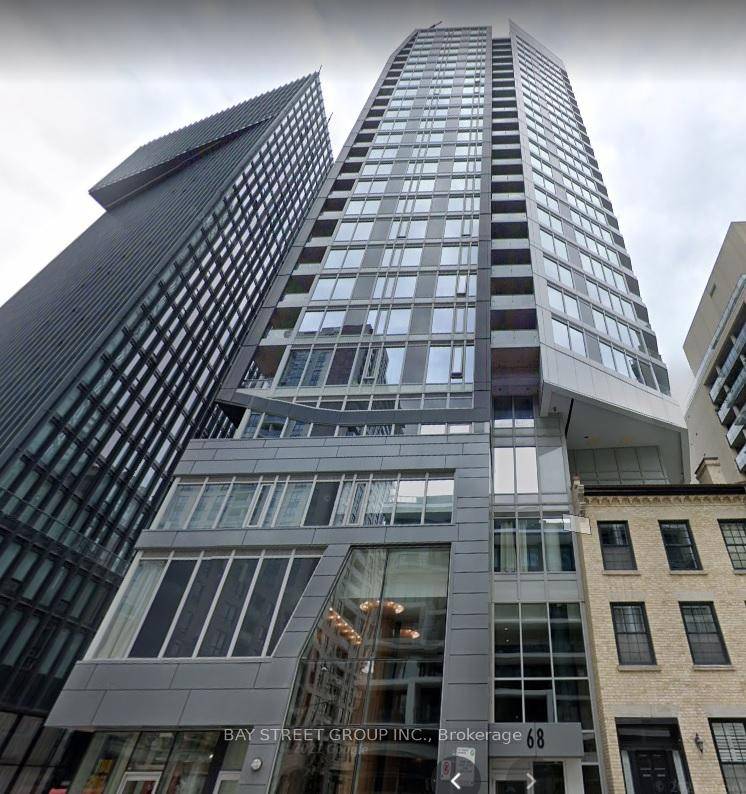 Downtown Spacious 1 Bedroom Corner Unit, Bright Sun Filled With South amp ; East View, Floor to Ceiling Large Windows With W O Balcony, Open Concept Lay Out, Modern Kitchen, ...