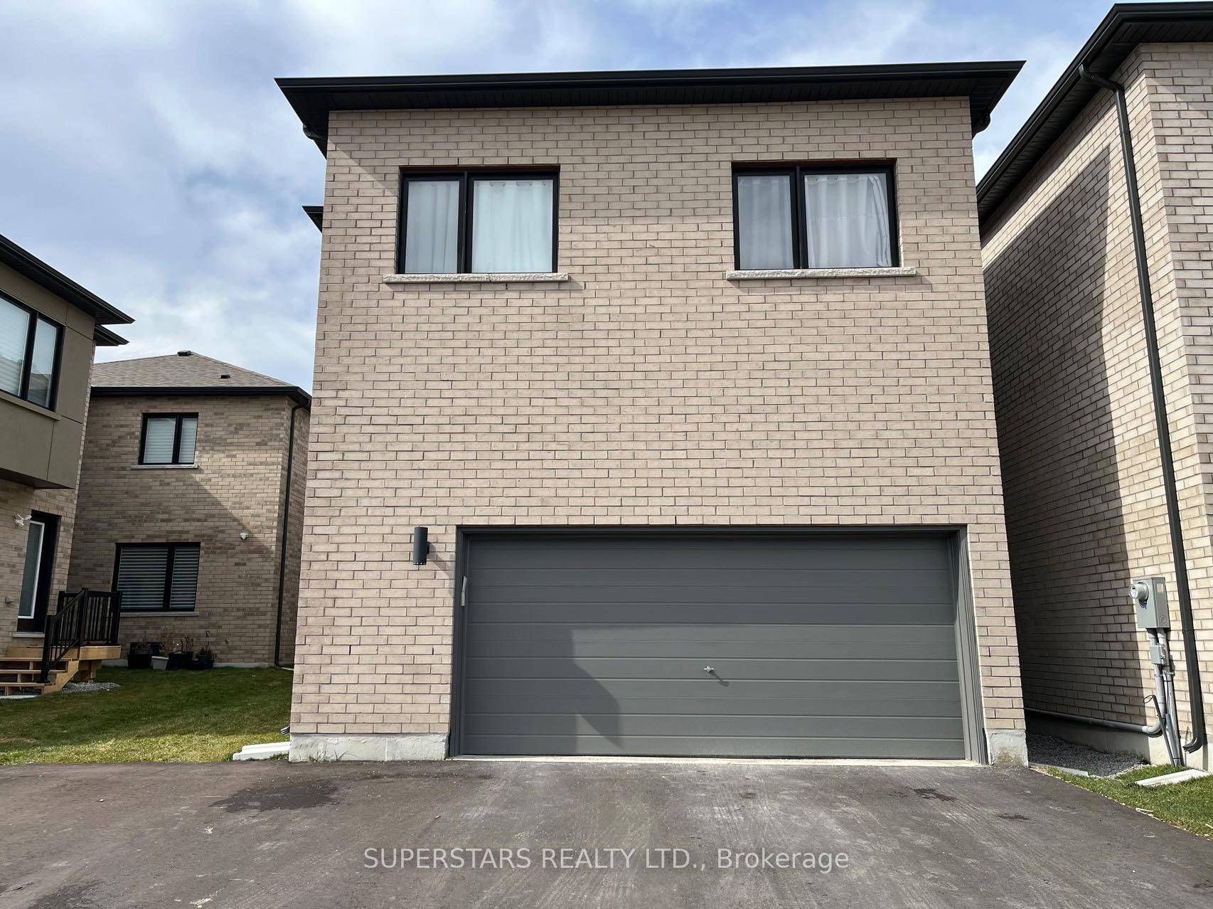 Cozy amp ; Bright 2 Bedrooms W 2 Parking Coach House In a Quiet Community Fronting A Park, Separate Entrance, Custom Kitchen With Quartz Counter amp ; Tiled Back Splash.