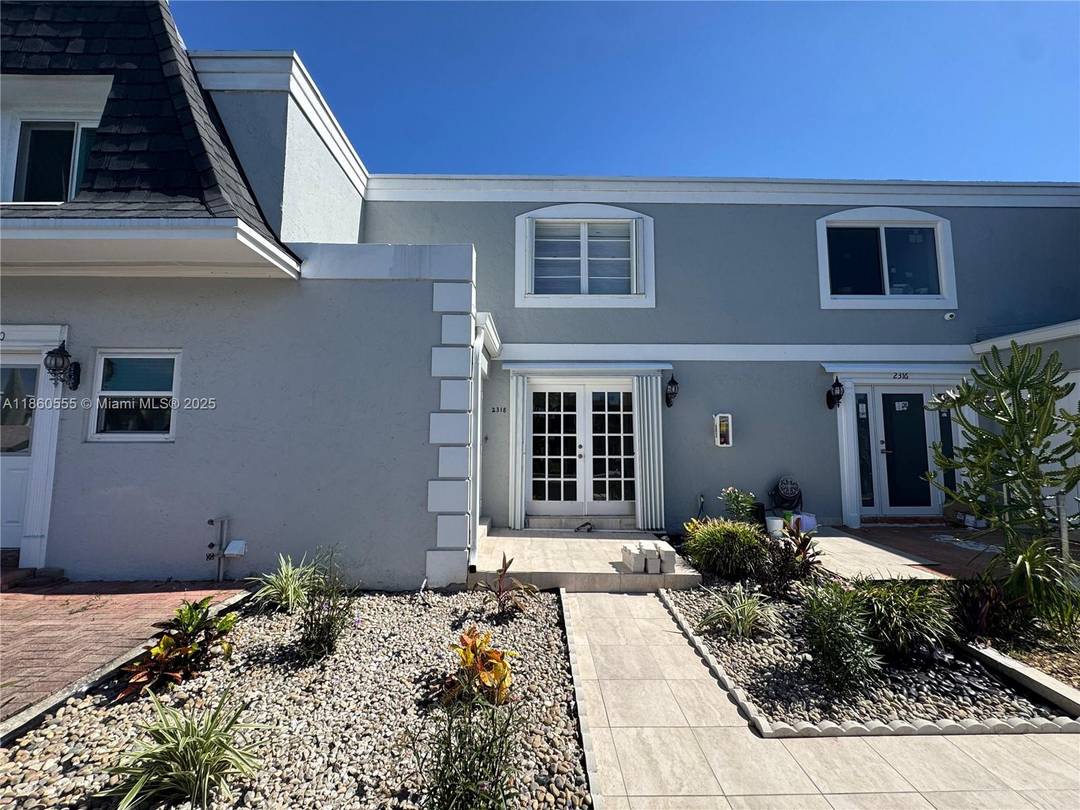 Fully renovated townhouse 2 bedroom 2.